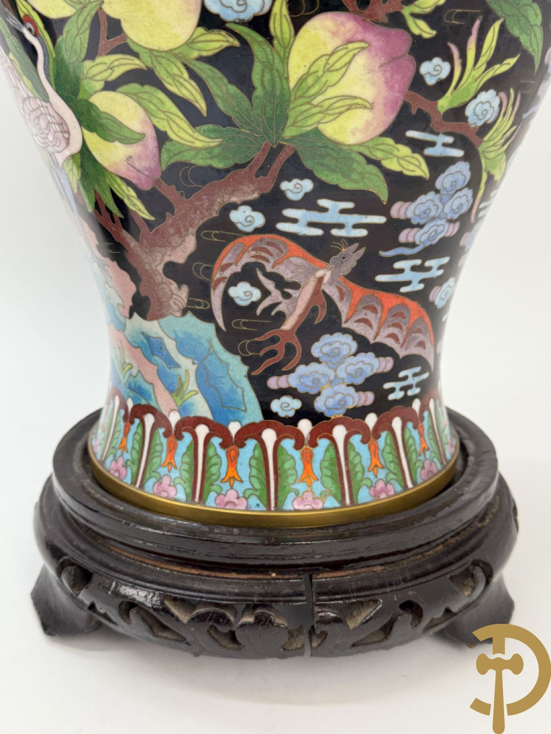 Paar cloisonévazen met bloemen en vogeldecor op zwarte fond - op houten sokkel