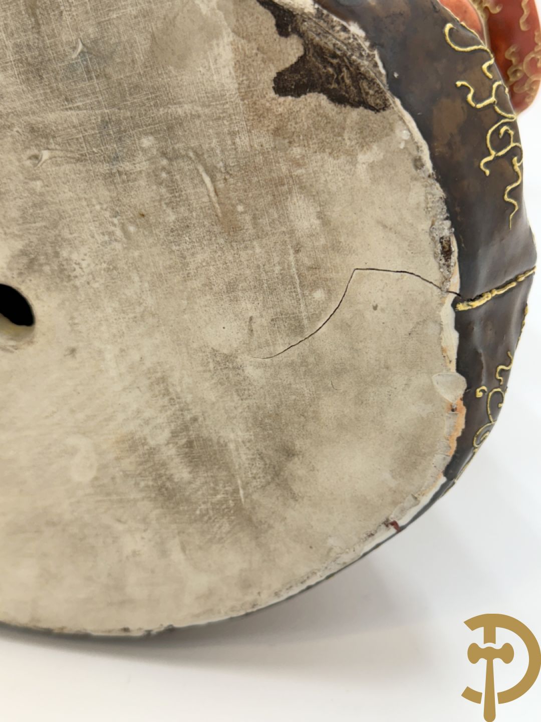 Grote staande Kwan Yin in Japans Satsumat porselein