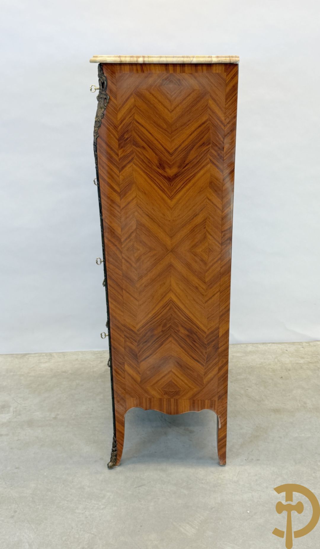 Notelaren zevenladenkast met bloemenmarquetterie en bronzen ornamenten, bovenaan met marmeren blad