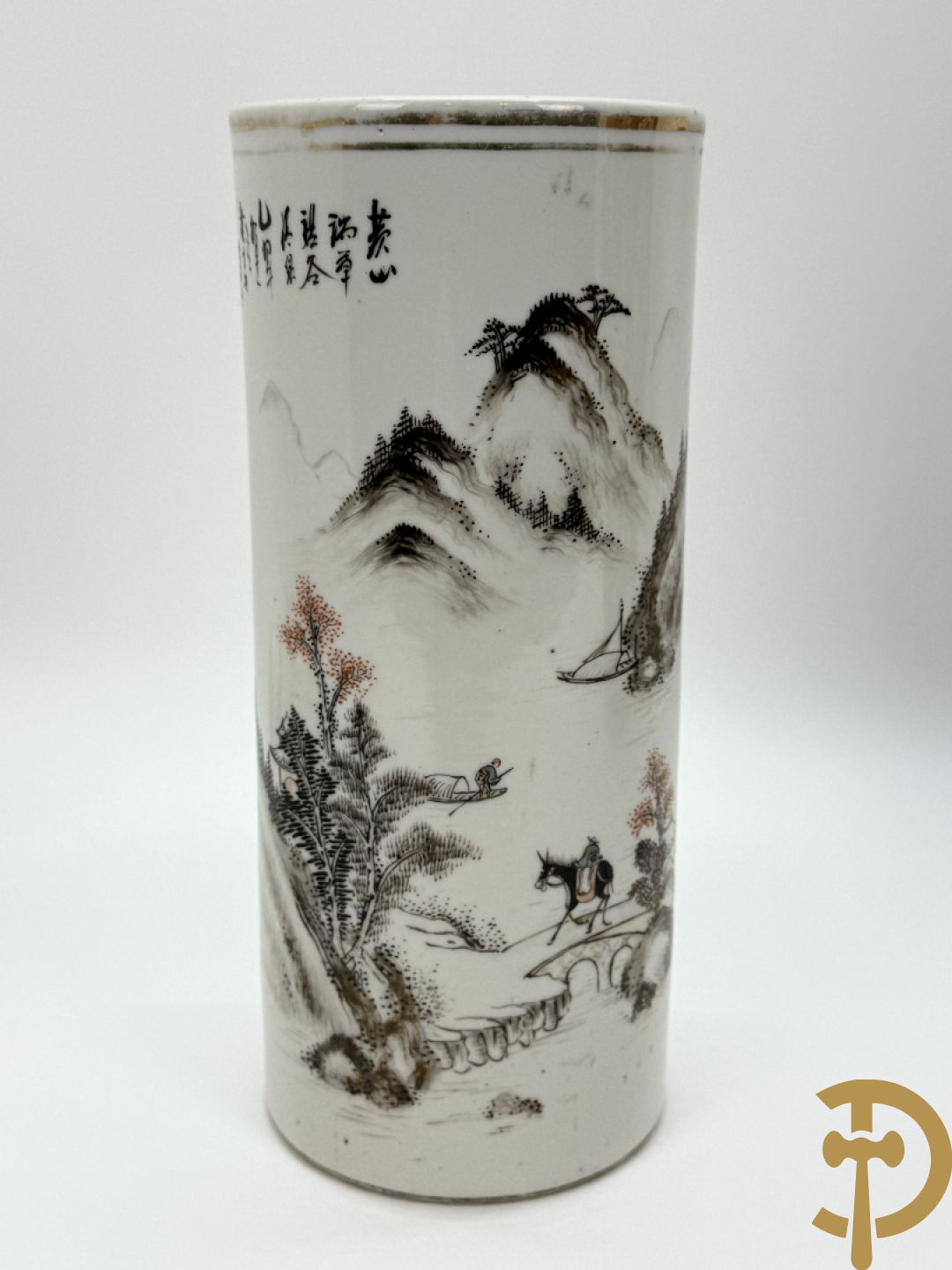 Chinees porseleinen vaasje met wijsgerendecor + Chinese porseleinen rolvaas met decor van ezel in berglandschap