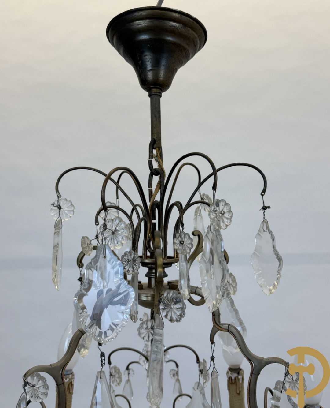 Franse koperen luchter met zes lichtpunten en kristallen bellen