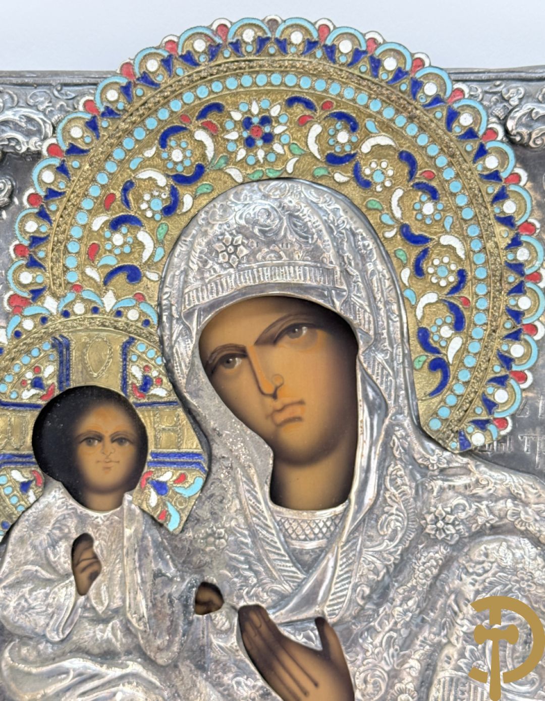 Ikoon met voorstelling van Madonna met kind en verzilverde rizza bezet met email