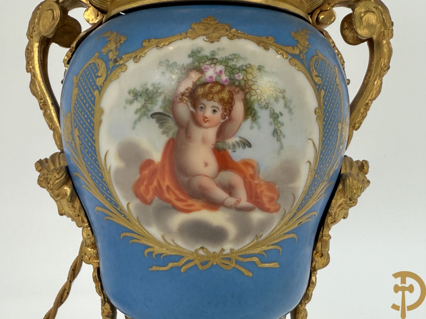 Bronzen lampadaire met accanthusranken en centraal Sèvres coupe gedecoreerd met cupido en bloemendecor