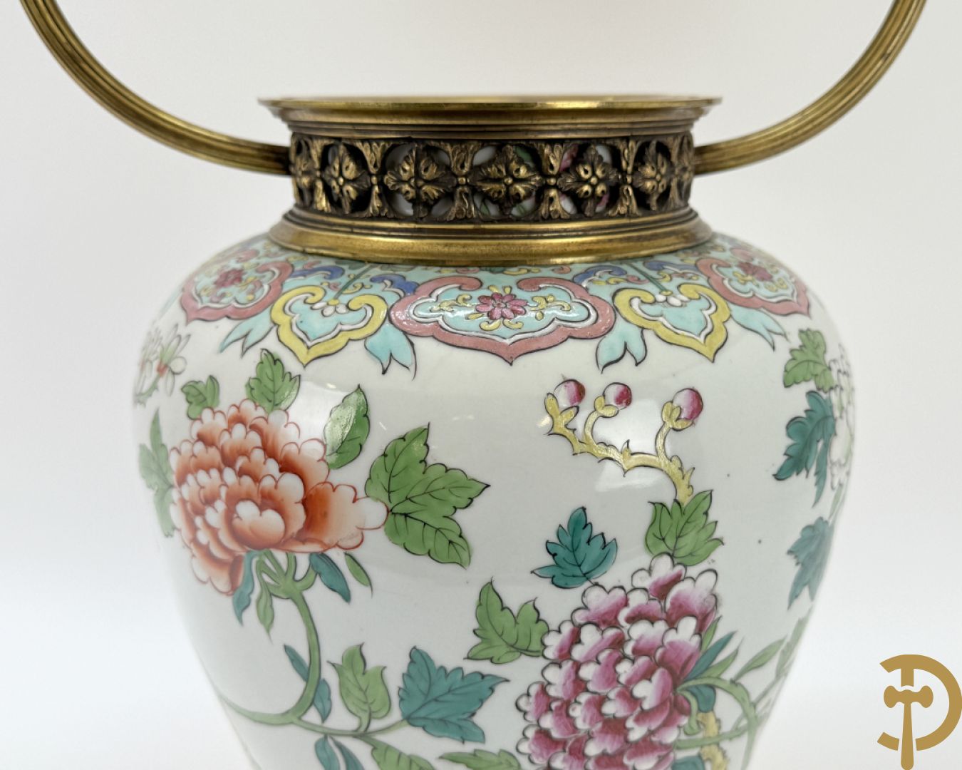 Porseleinen vaas met decor van vogels en pioenrozen, Samson, gemonteerd als lampadaire