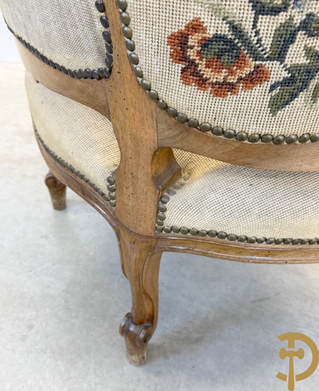 Paar armzetels bezet met petit points + 2 bijhorende stoelen