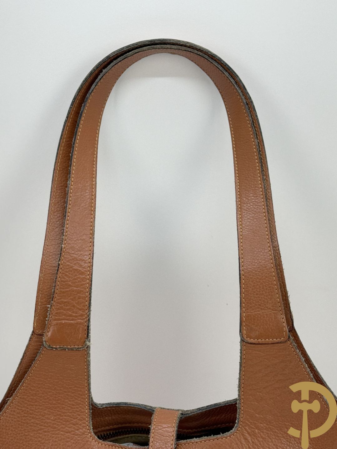 Schoudertas Delvaux met koperen boekel, model Trotteur