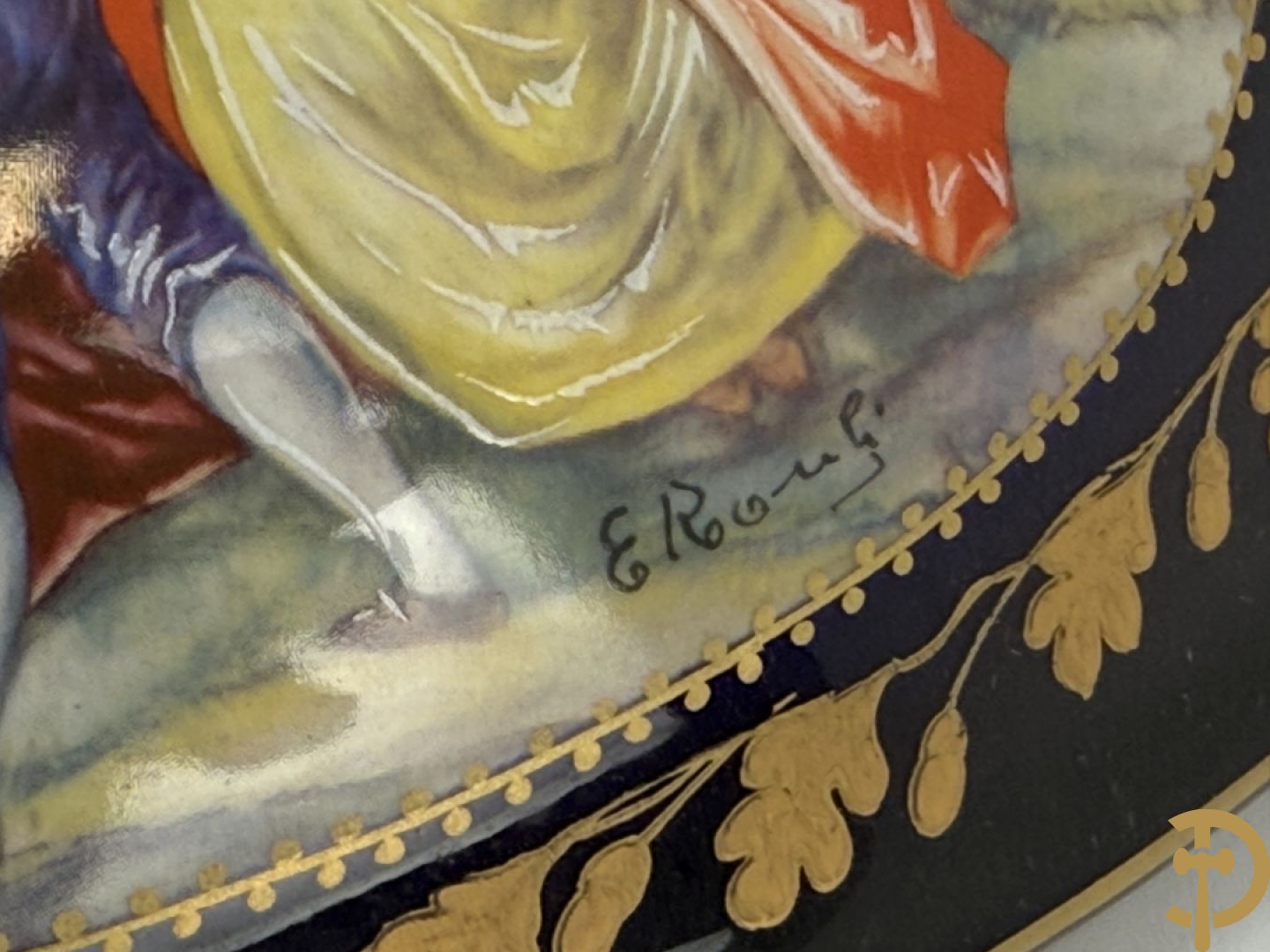 ROULI E. getekend, donkerblauwe Sèvres stijl coupe met deksel op onderschaal en bezet met bronzen ornamenten, gemerkt ACF onderaan