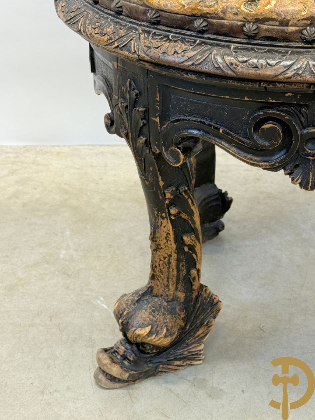 Gesculpteerde draaibare gondelvormige stoel steunend op 4 poten in de vorm van dolfijnen, bovenaan met kariathiden en engelenkoppen