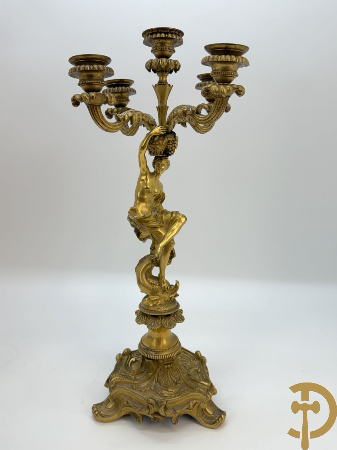 Paar bronzen kandelaars met sater en naakte dame, versierd met accanthusranken en dierenmotieven