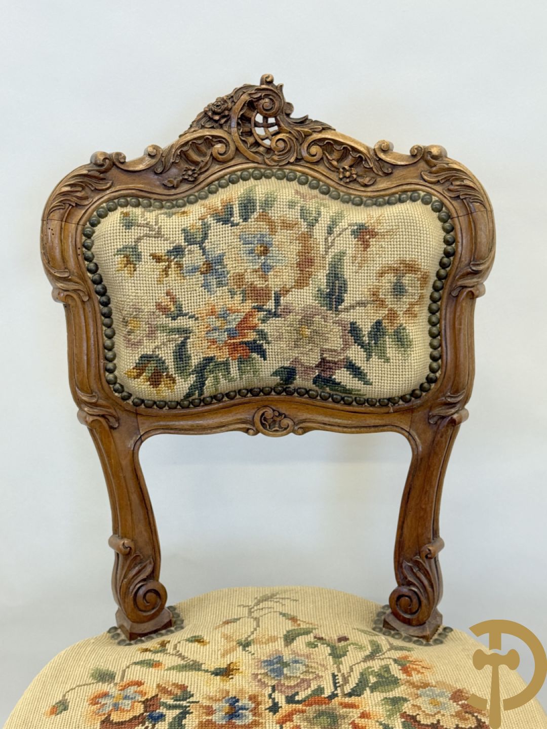 Paar armzetels bezet met petit points + 2 bijhorende stoelen