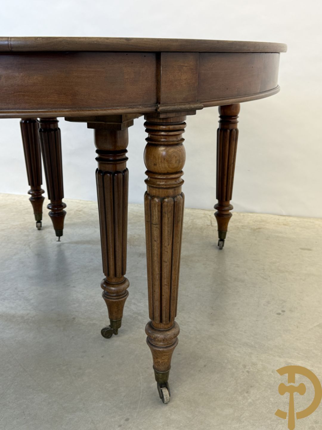 Mahoniehouten uittrekbare coulissetafel op 8 poten (met extra verlengstuk)