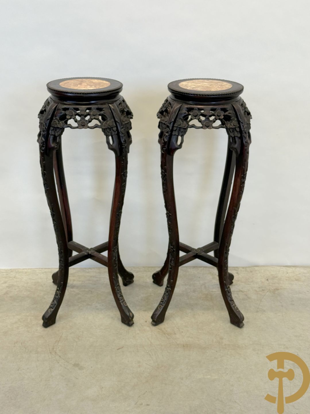 Paar hoge Chinese handgesculpteerde staanders met bloemen