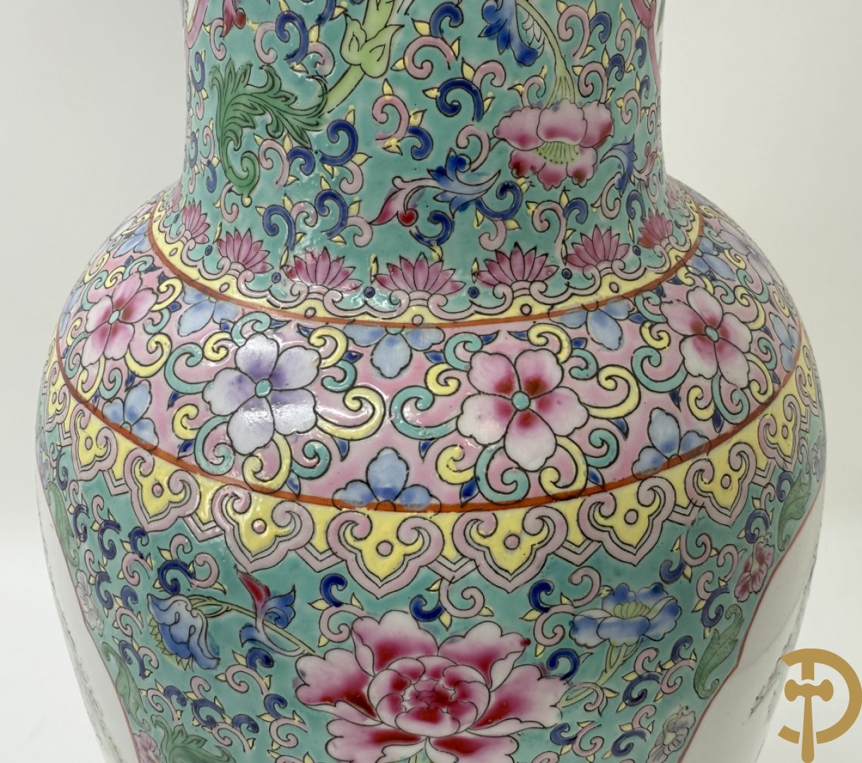 Paar Chinese vazen met geishadecor, rondom bezet met bloemen