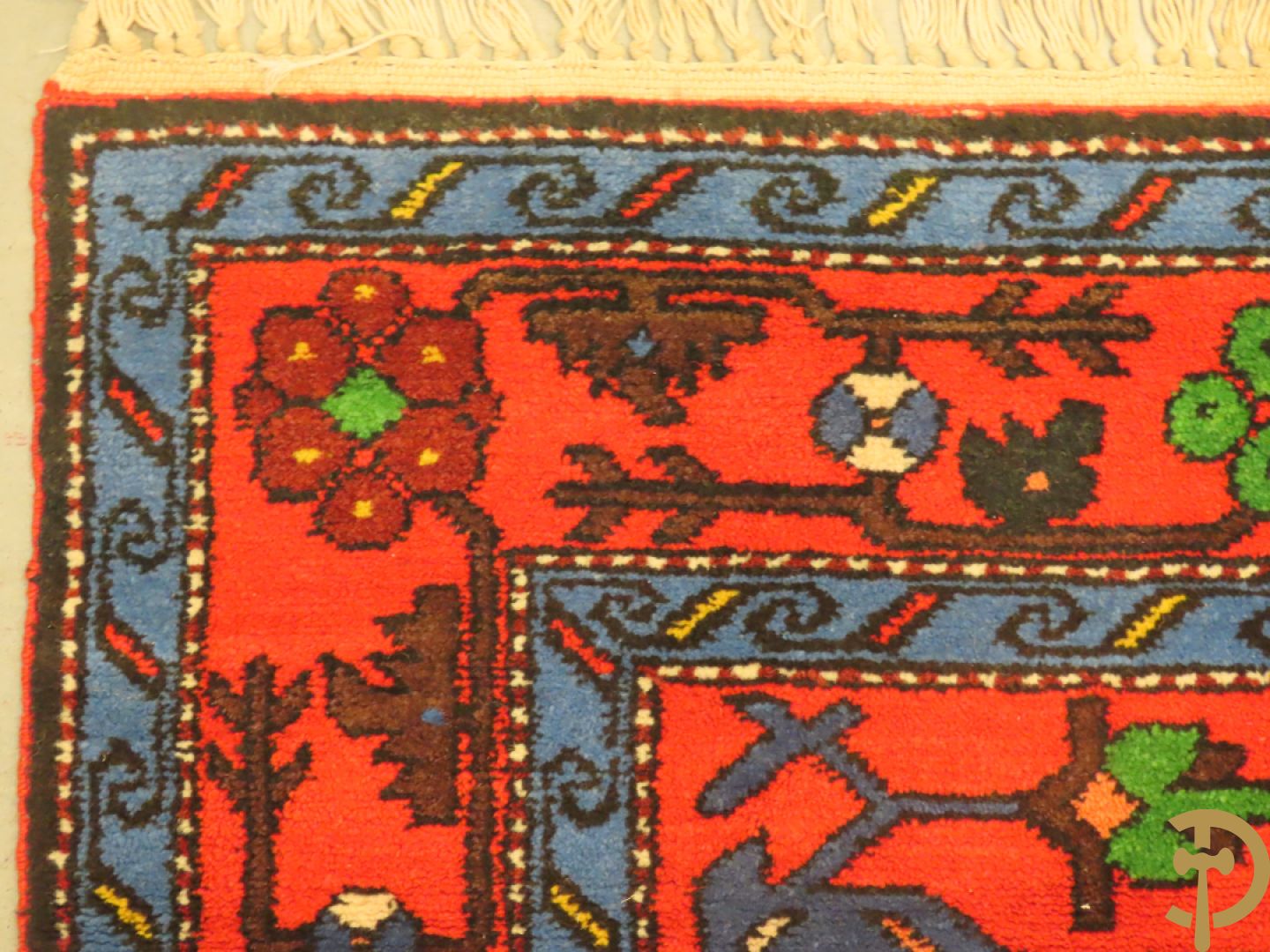 Oosters handgeknoopt tapijt Kaukasus met  geometrische blauwe motieven op rode fond