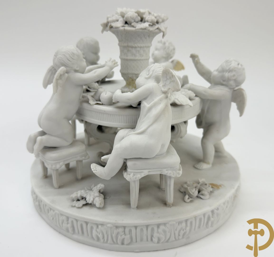 Vijf witte biscuits met cupido