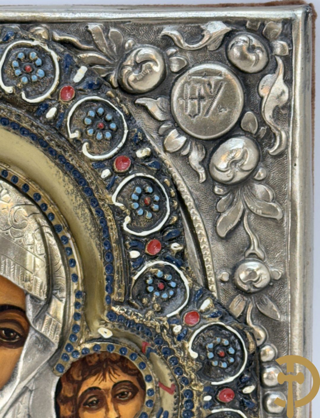 Ikoon met voorstelling van Madonna met kind met verzilverde rizza