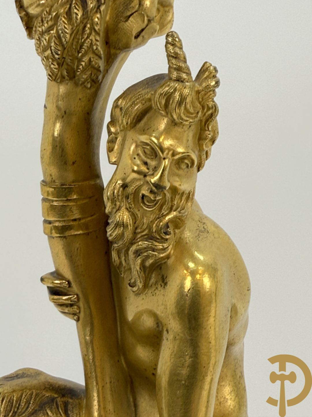 Paar bronzen kandelaars met sater en naakte dame, versierd met accanthusranken en dierenmotieven