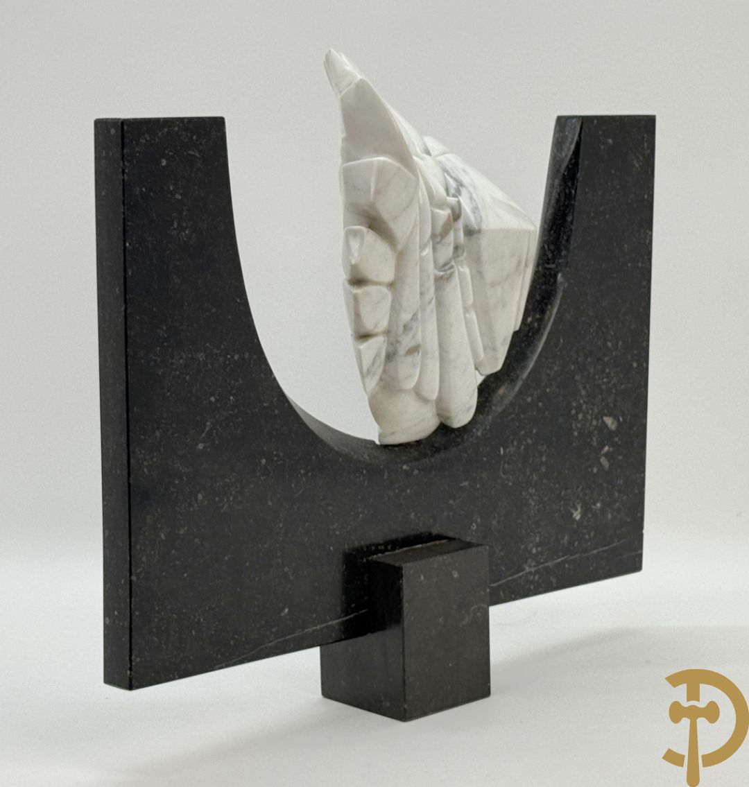 Ongetekend wit marmeren beeld op granieten onderstel