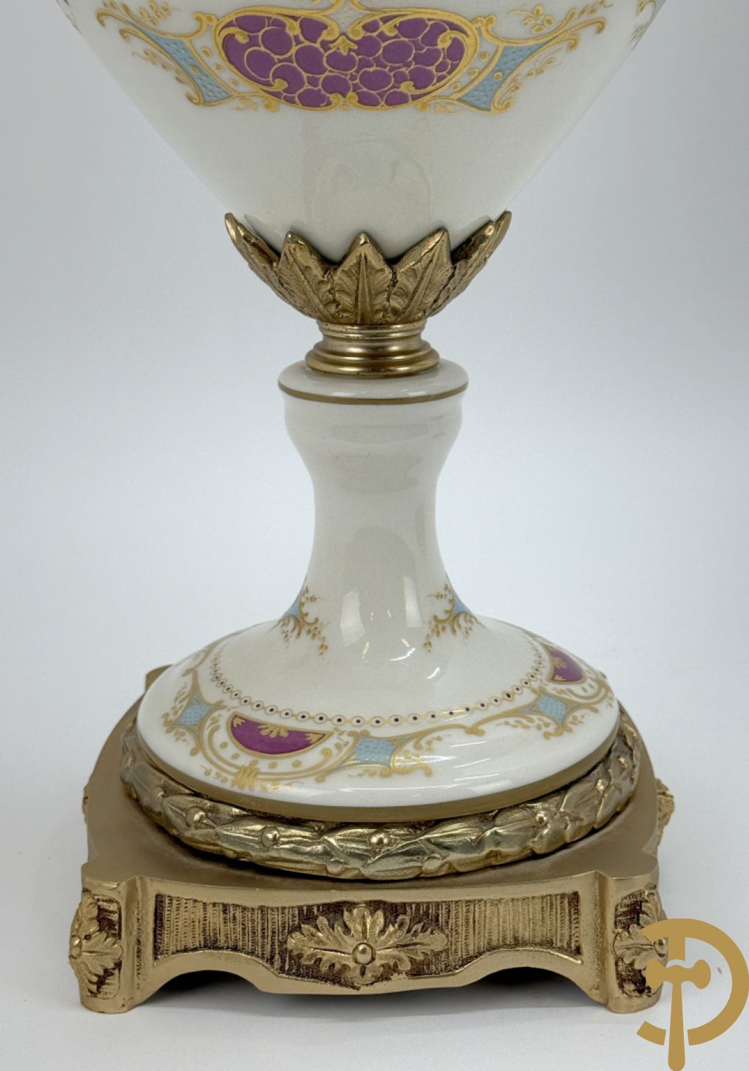 Paar porseleinen Sèvres stijl dekselpotiches met dubbel bedrukt romantisch decor en bezet met bronzen ornamenten