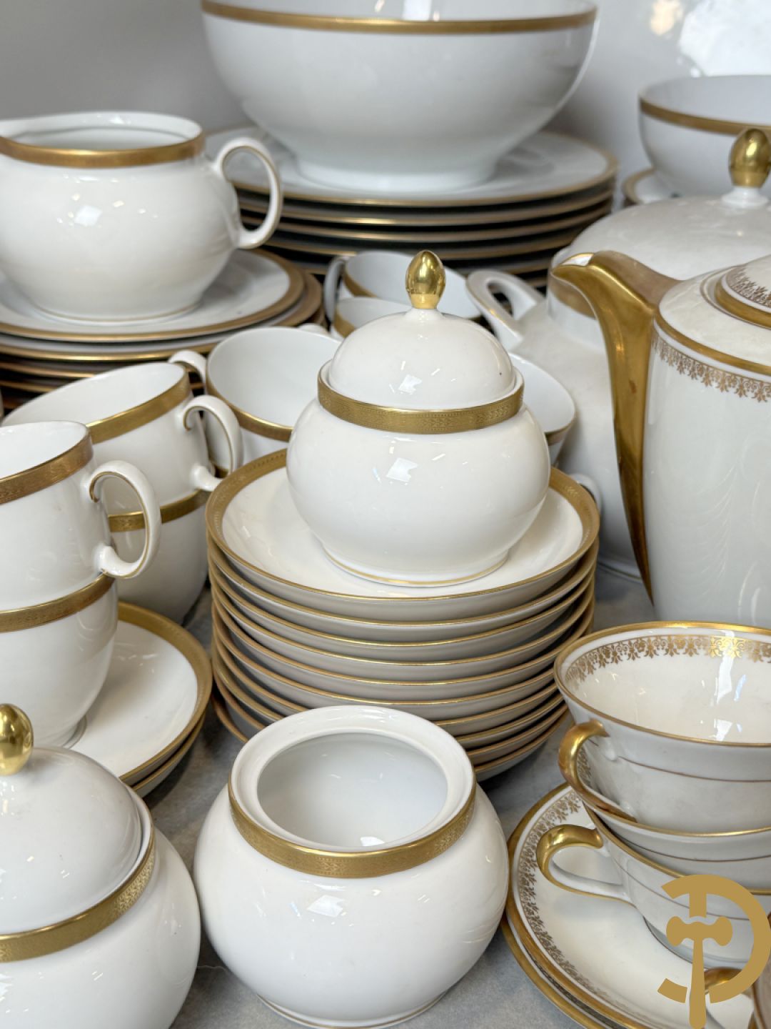 Wit porseleinen servies met vergulde rand, Eschenbach Germany + porseleinen servies met blauwe rand, Winterling Kirchenlamitz Bavaria