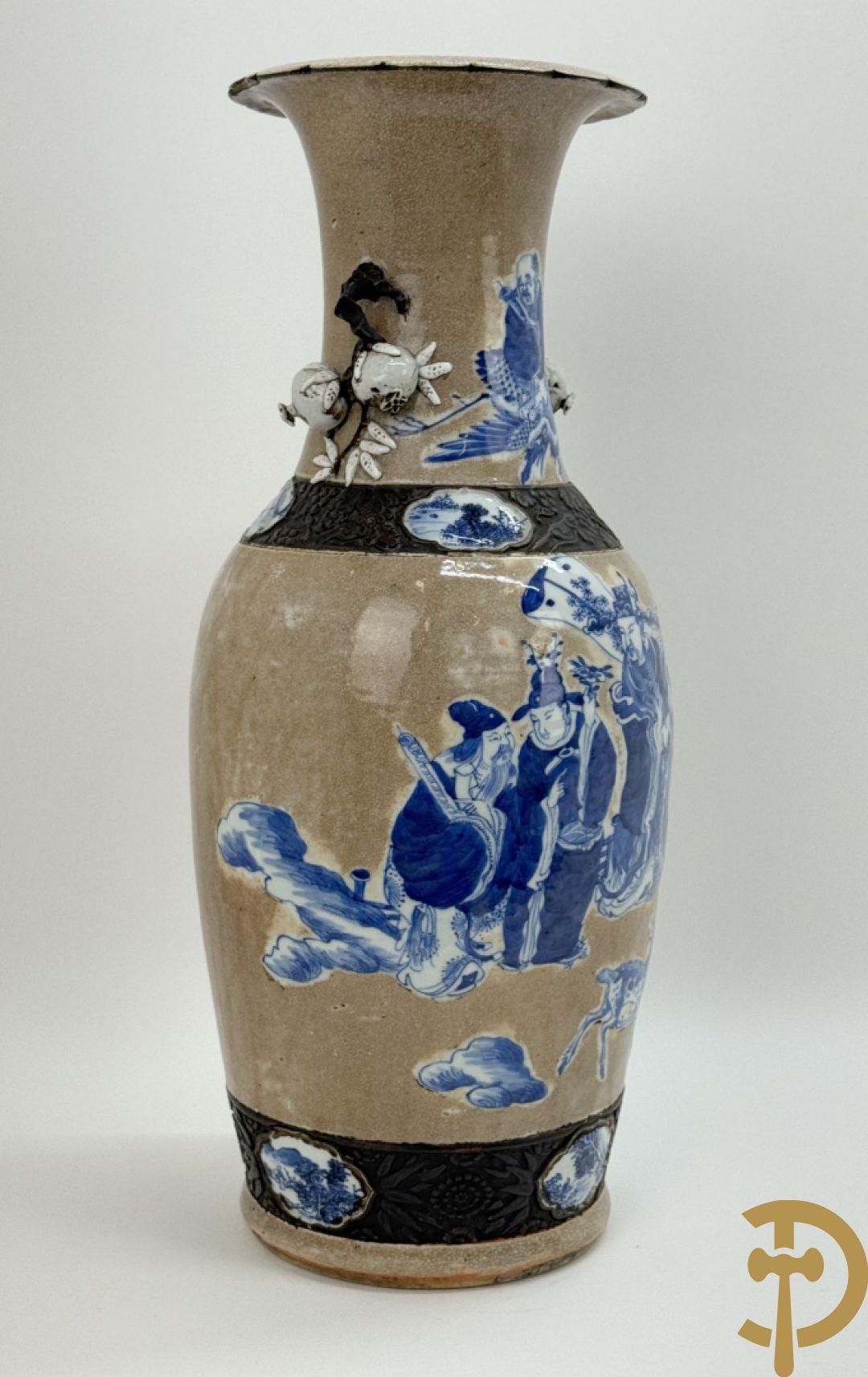 Antieke Chinese Nankin vaas met decor van wijsgeren, onderaan bezet met hert en bovenaan met pioenrozen