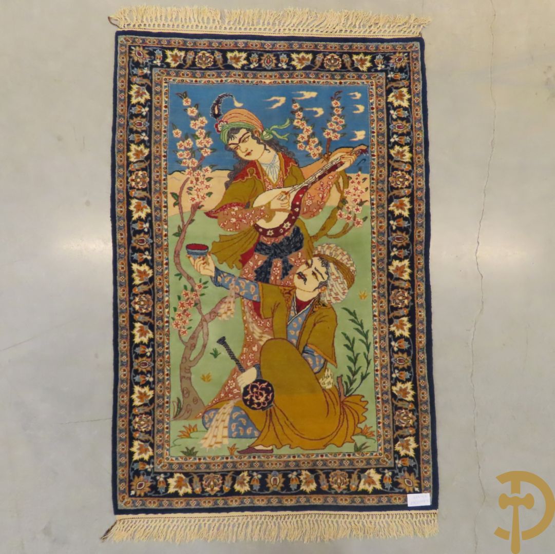 Perzisch handgeknoopt geïllustreerd tapijt met decor van musicerende dame en drinkende man