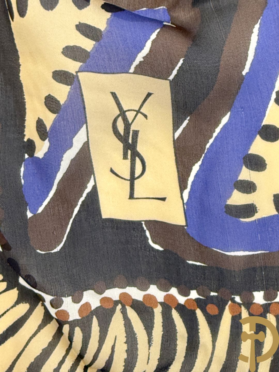 Vier foulards Yves Saint Laurent (nooit gedragen komt uit winkel restant)