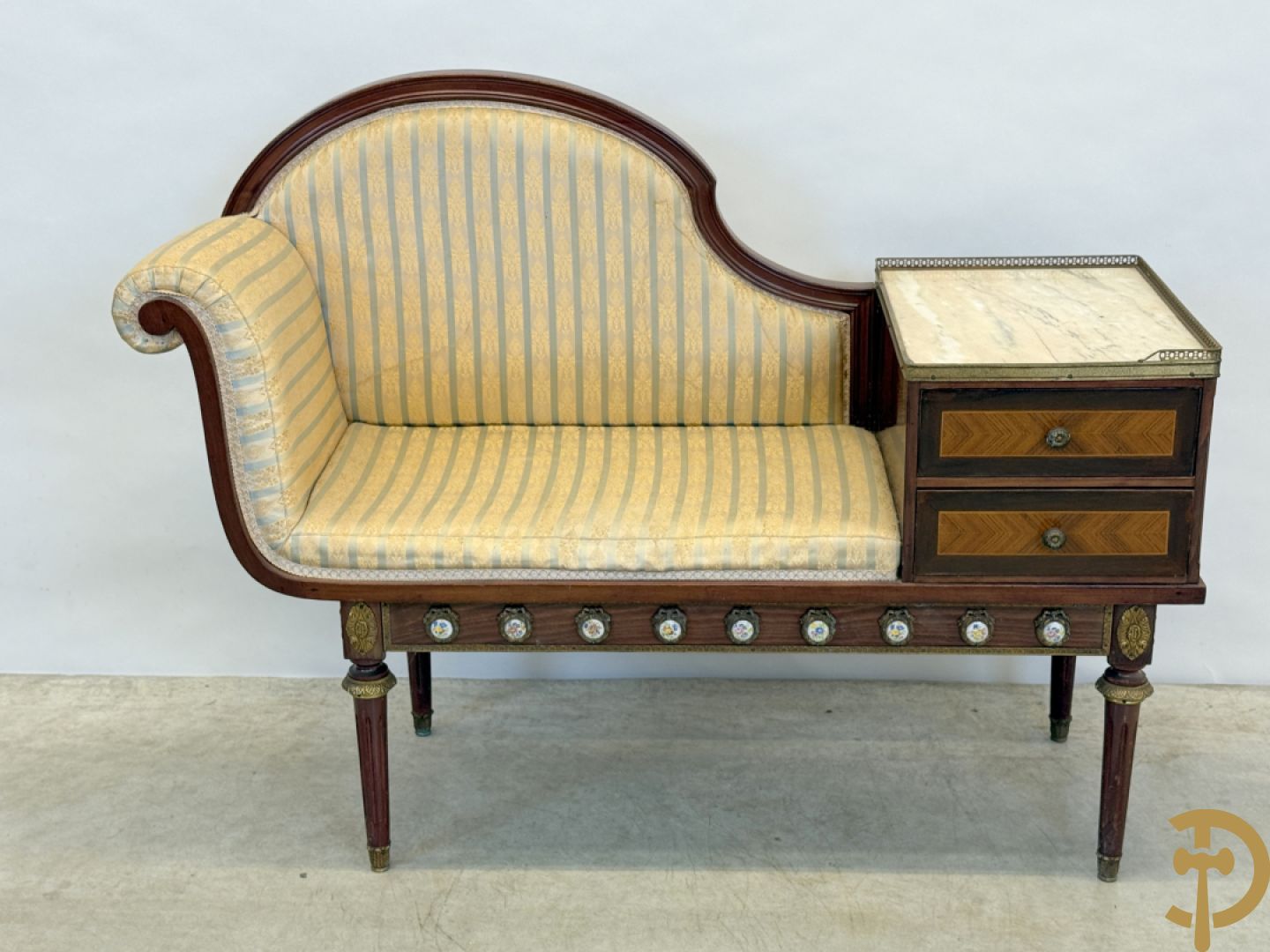 Banquette met ingebouwd bijzettafeltje bezet met porseleinen plakkettes op gecanneleerde poten