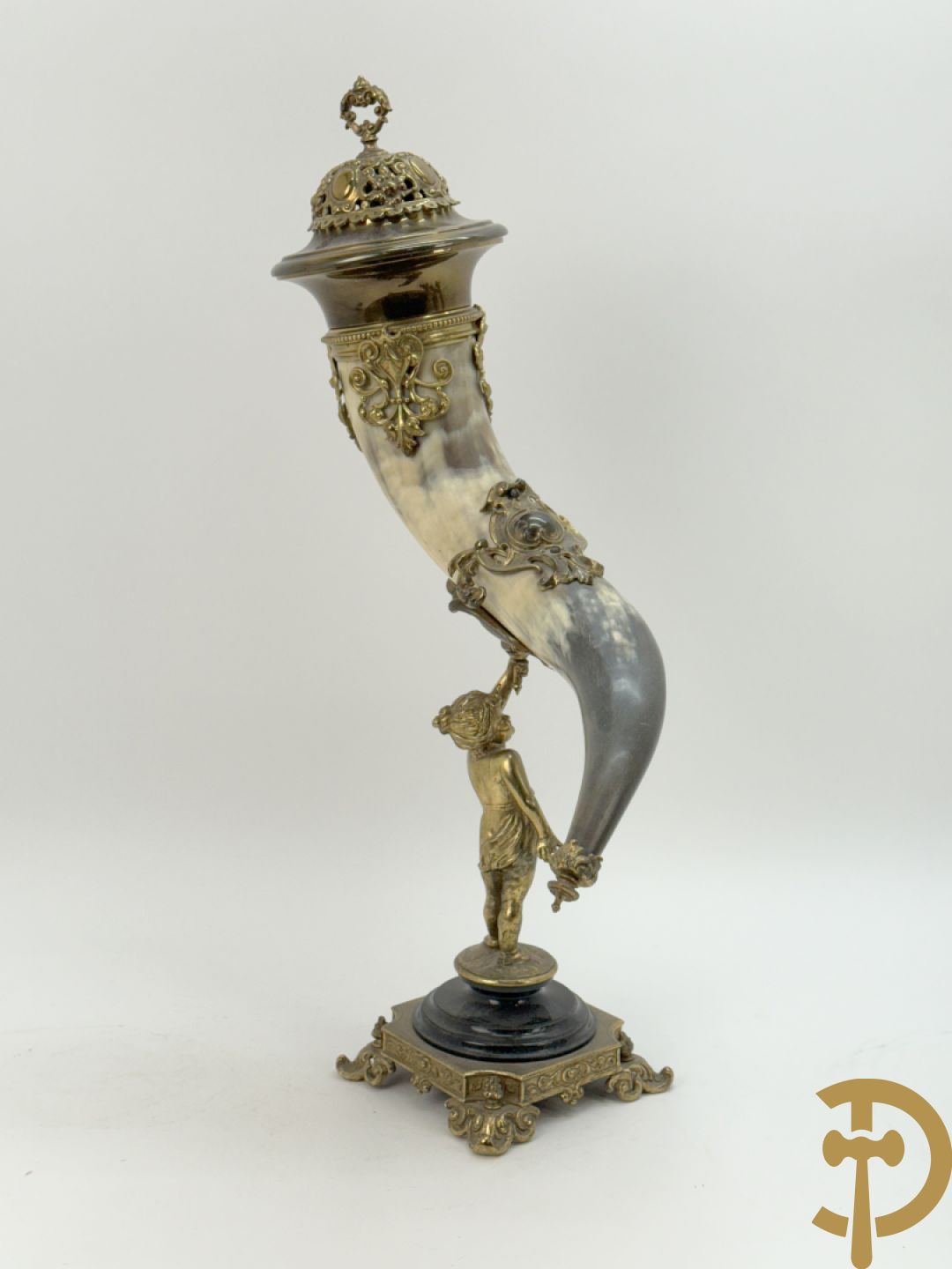 Hoorn met bronzen ornamenten gedragen door bronzen cupido