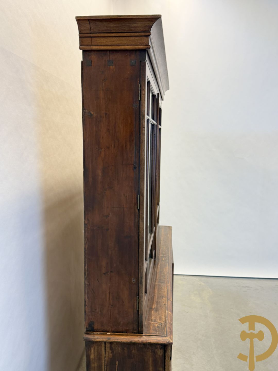 Grote kast met tweedeursvitrine bovenaan en beneden met 2 gesloten deuren - combinatie van eik, mahonie en notelaar