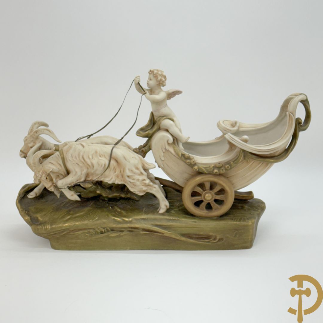 Royal Dux beeld van cupido met 2 rammen op carosse