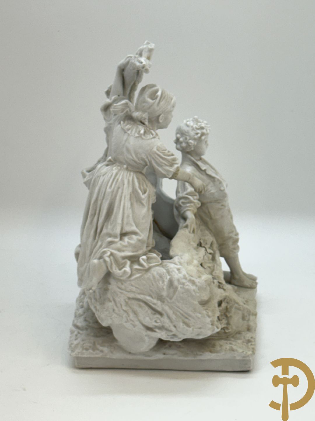 Ongetekend, witte biscuit van jongen en meisje bij boomstronk