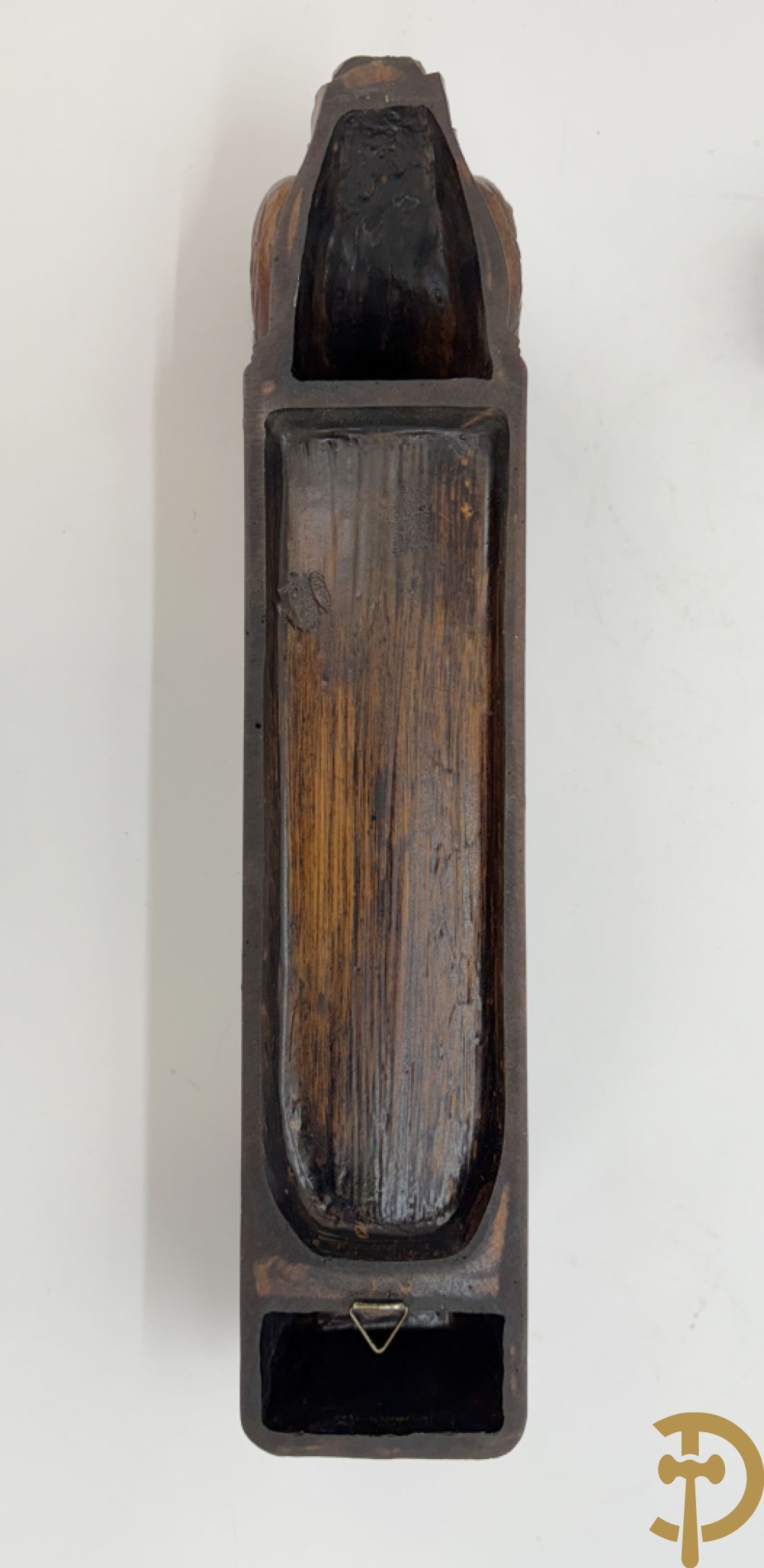 Houtsculptuur van Heilige Théresia Madonna + houtgesculpteerde pater in polyester nis