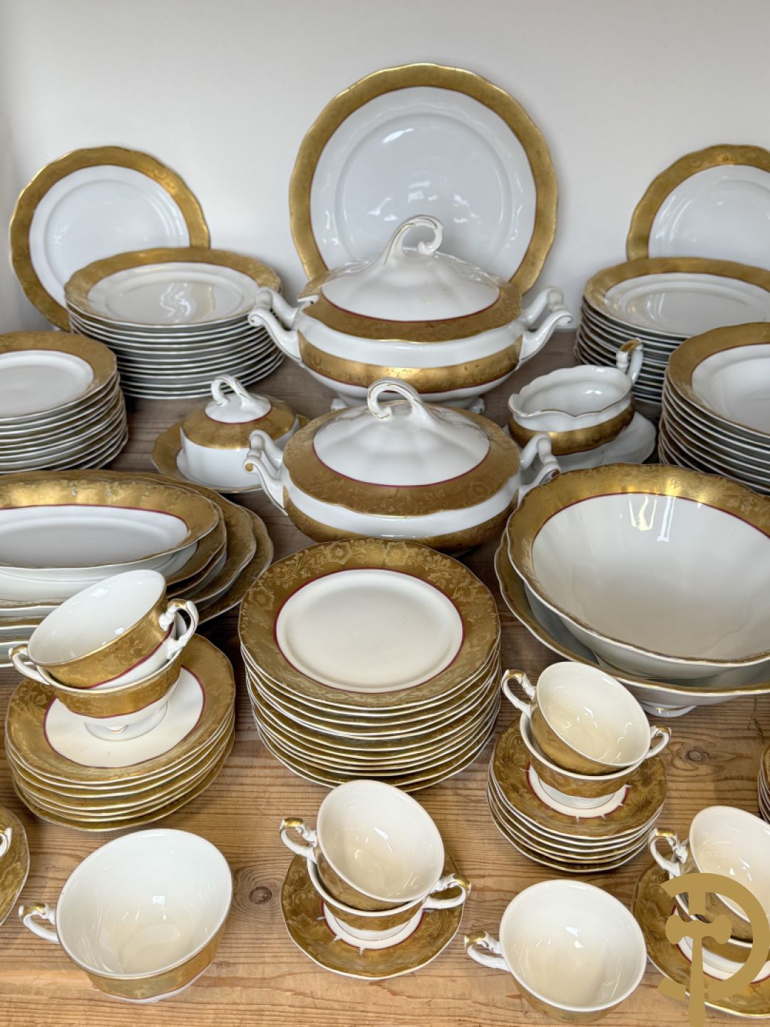 Verguld porseleinen servies met bloemenmotieven