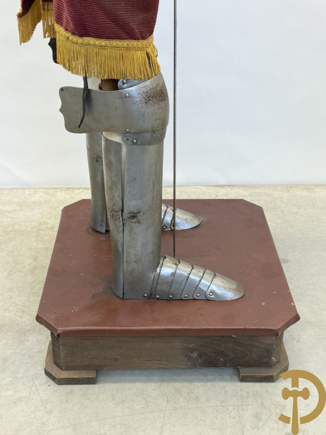 Paar ijzeren decoratieve harnassen ridderuitrusting met geciseleerde motieven op de elementen, met zwaard en ridderhelm - op statief - vermoedelijk Spaans 1930-1940