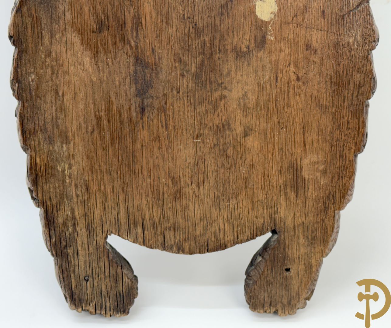 Houtgesculpteerd basrelief van wenende dame in cartouche met accanthusranken