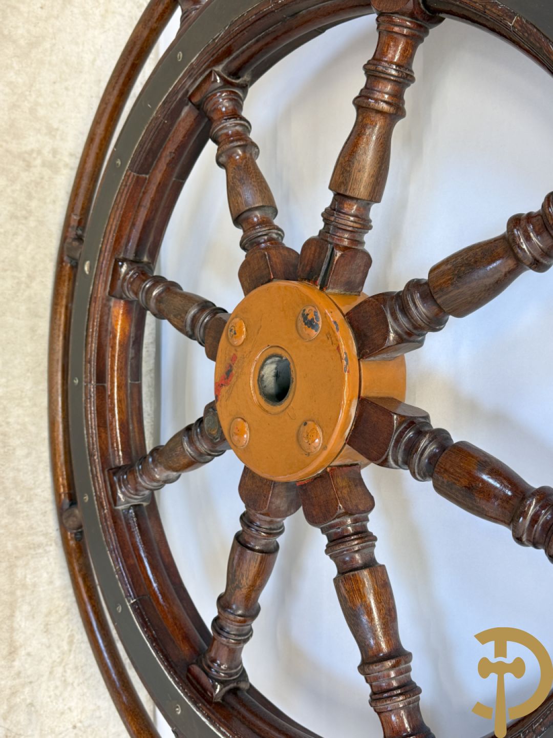 Antiek stuurwiel met ballusters