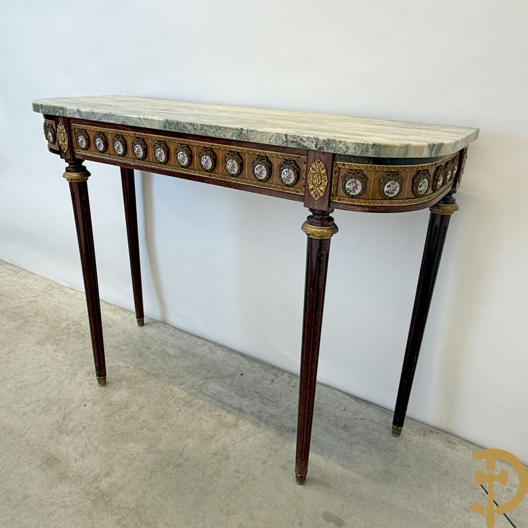 Notelaren console met porseleinen plakkettes met bloemen beschilderd en bronsbeslag + spiegel met porseleinen plakkettes