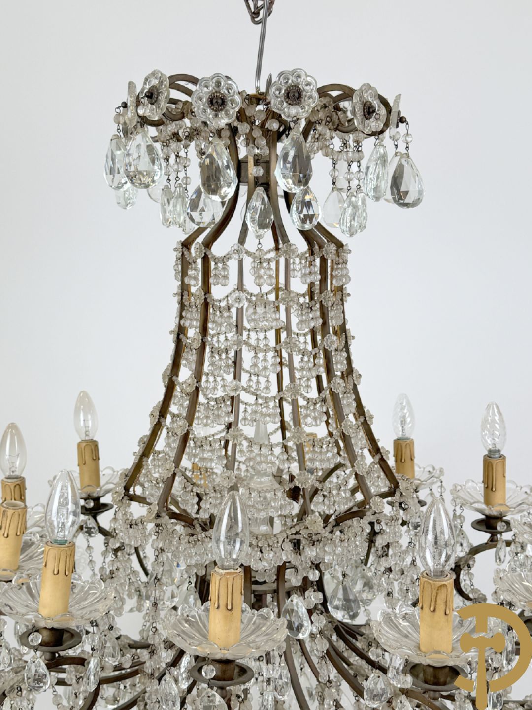 Italiaanse ijzeren luchter met kristallen bellen