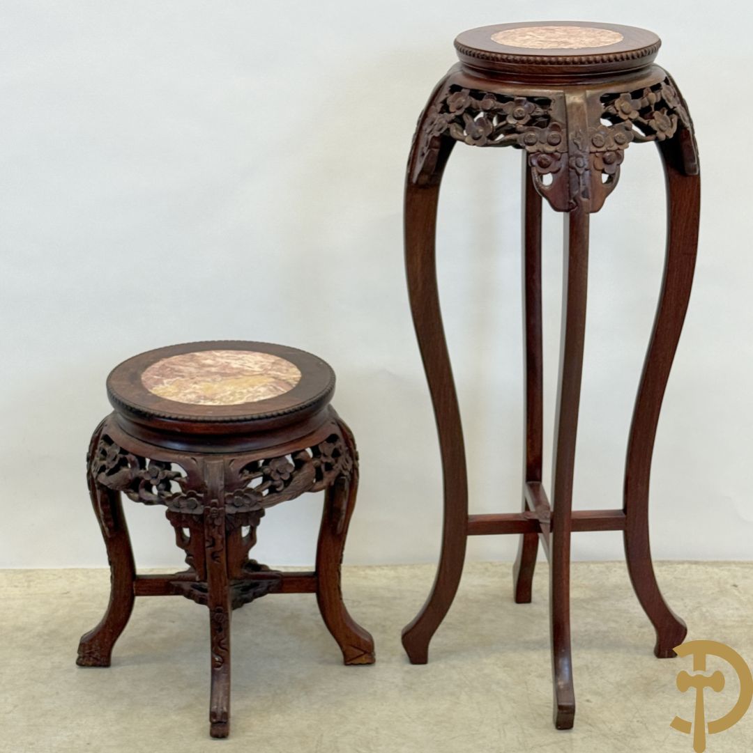 Chinese hardhouten sokkel met bloemensculptuur + Chinese hardhouten sokkel met bloemen- en vogelsculptuur