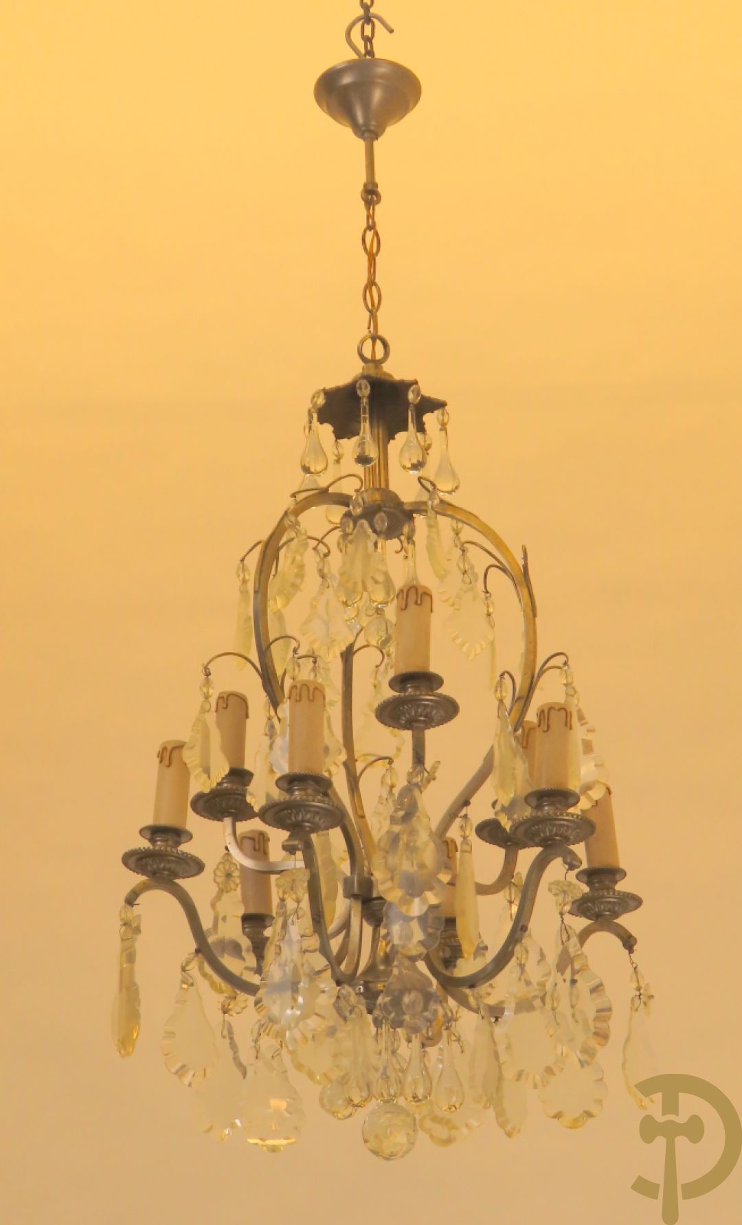 Franse chrome luchter met  9 lichtpunten bezet met tranenbellen en plakettes