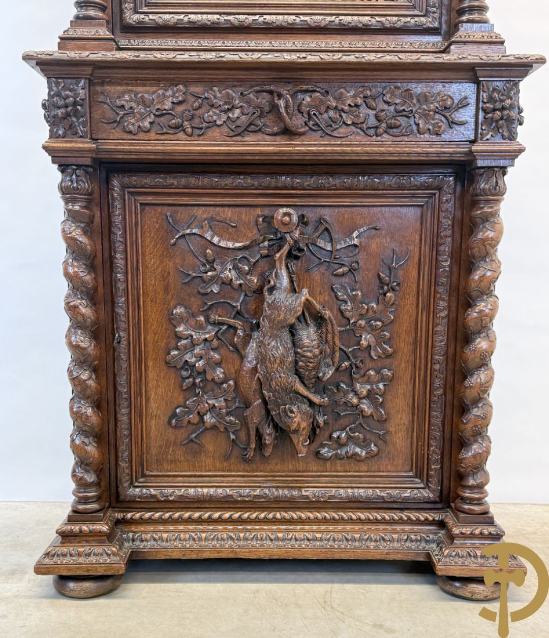 Massief eiken jacht deux-corps, bovenaan met vitrine, zijdelings met getorste zuilen, onderaan met sculptuur van everzwijn en eikebladranken