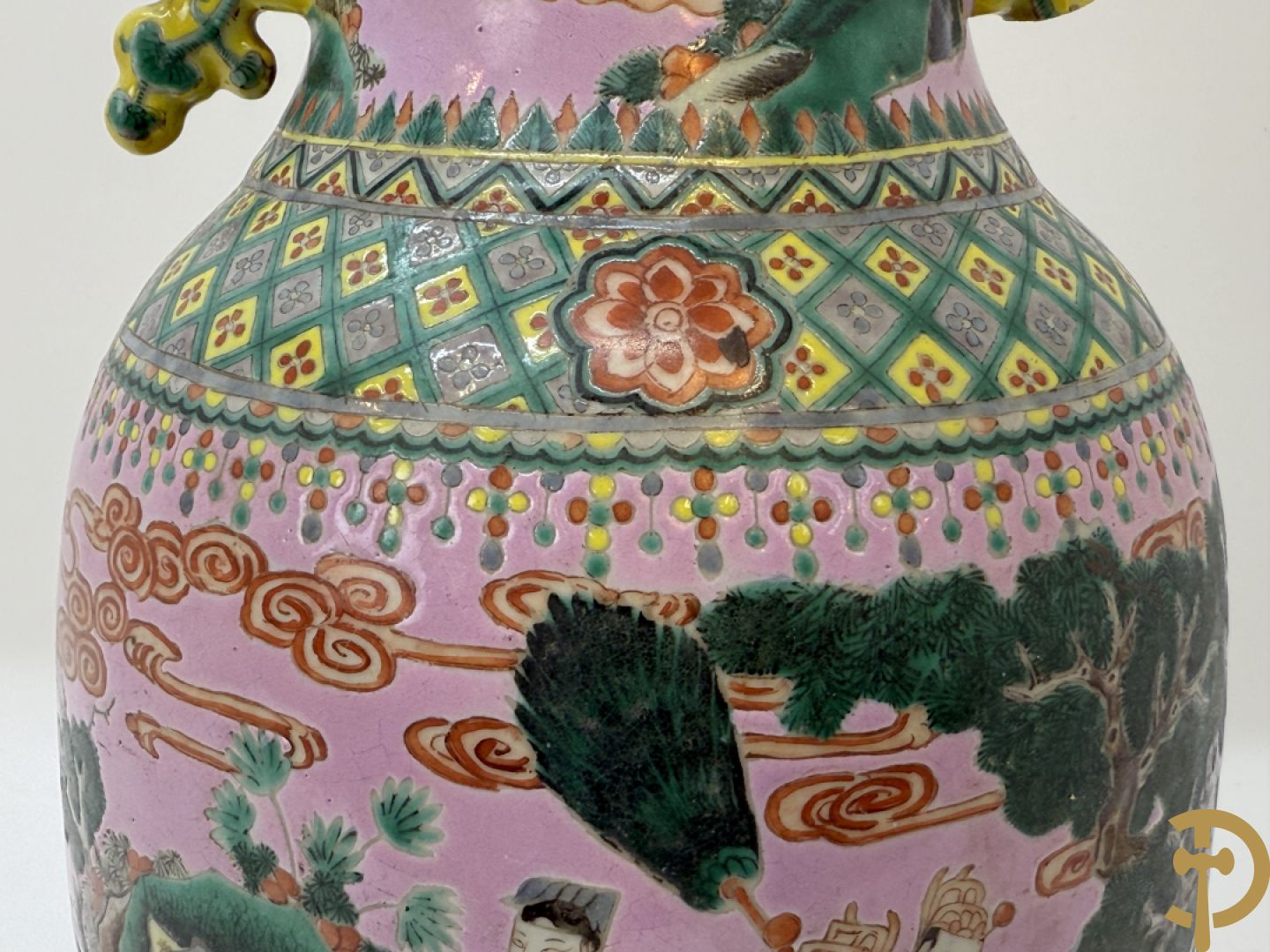 Chinese porseleinen meerkleurige vaas met decor van wijsgeren in landschap