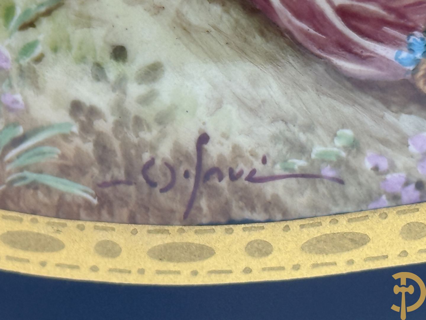 Vuurvergulde bronzen amfoorvaas met basrelief van dame en bezet met cupido