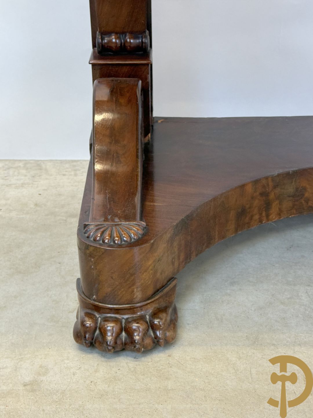 Mahoniehouten console Empire stijl met lade, op voluutvormige klauwepoten en met wit marmeren blad, 19e