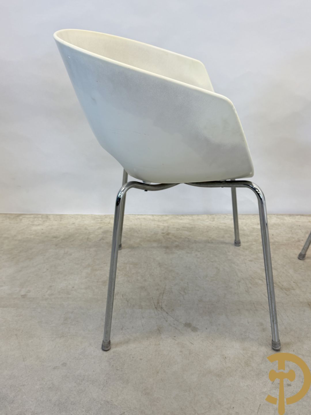 Twee witte vintage stoelen op chromé onderstel, Sintesi Orbit Large ontworpen door Cantarutti