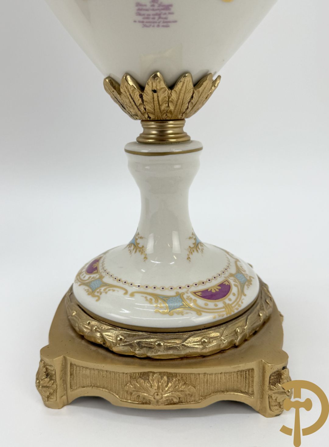 Paar porseleinen Sèvres stijl dekselpotiches met dubbel bedrukt romantisch decor en bezet met bronzen ornamenten