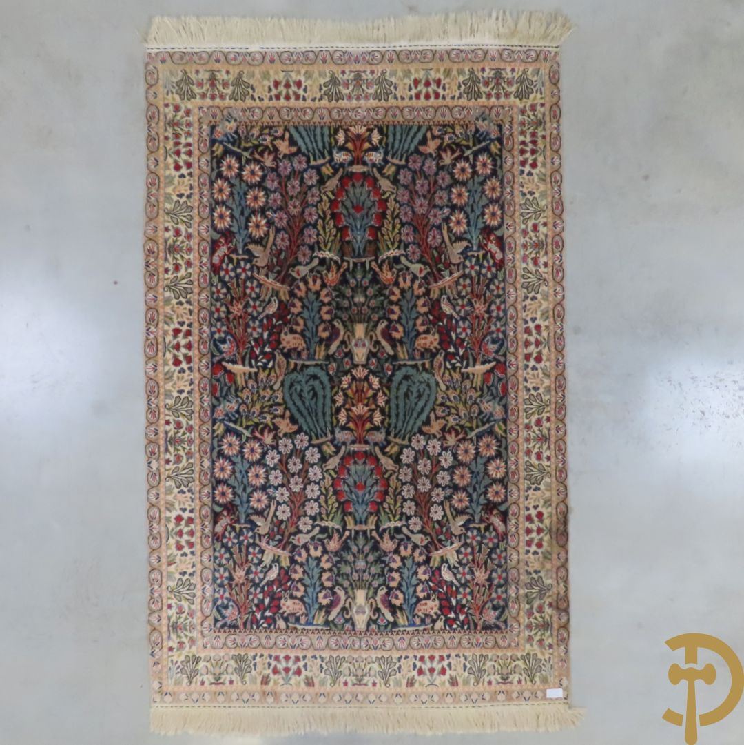 Oosters handgeknoopt tapijt Heriké met decor van amforen , bloemen en vogels