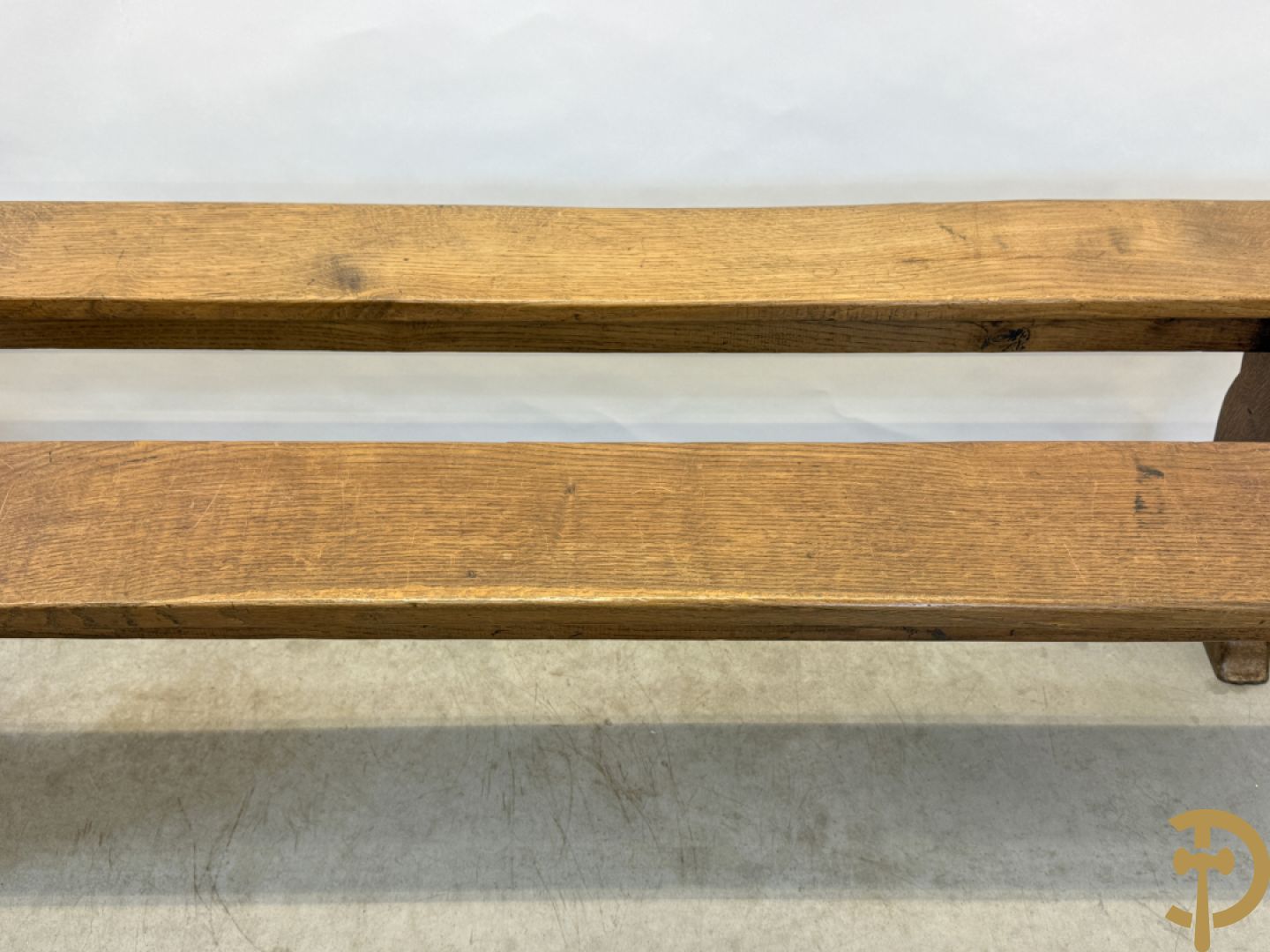 Paar massief eiken kloosterbanken met afgeronde zijkanten