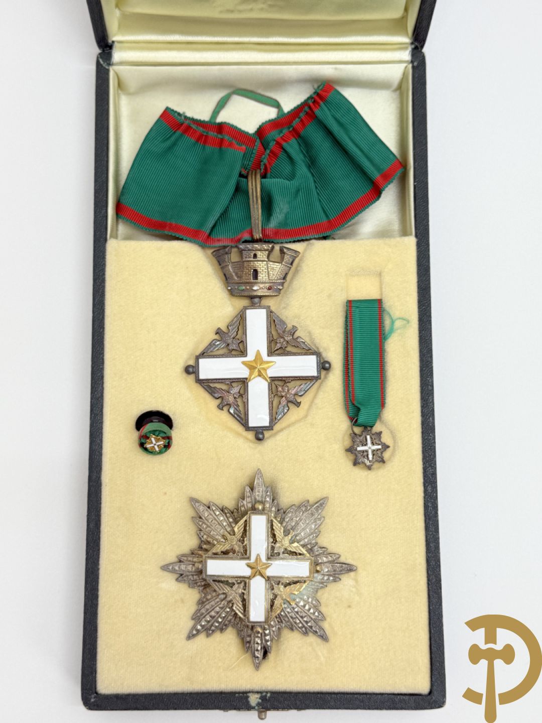 Schrijn met borstster, 2 kleine eretekens en ereteken met lint - Ordine al Merito della repubblica Italiana